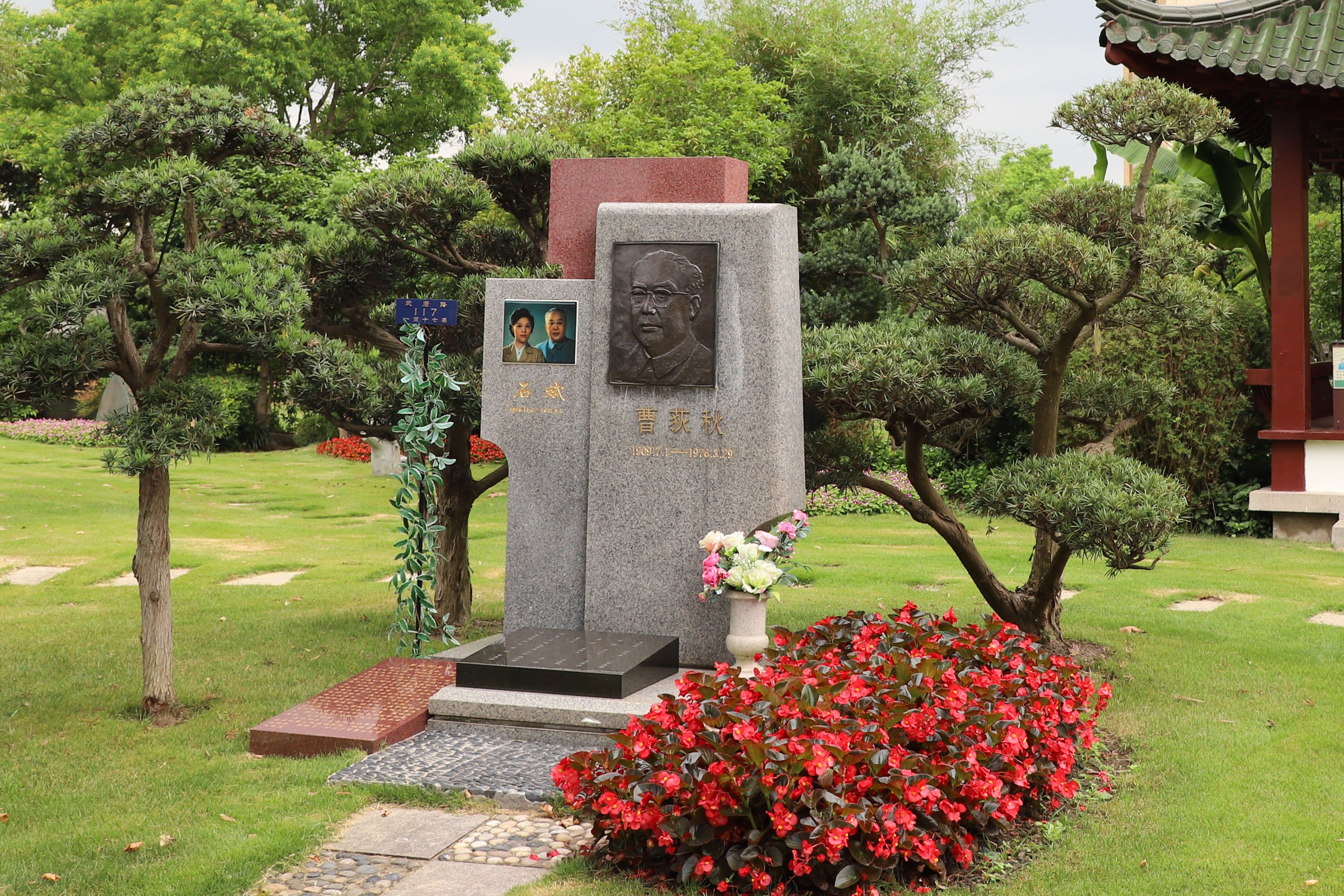 历史回响：曹荻秋纪念碑下的敬仰与思考